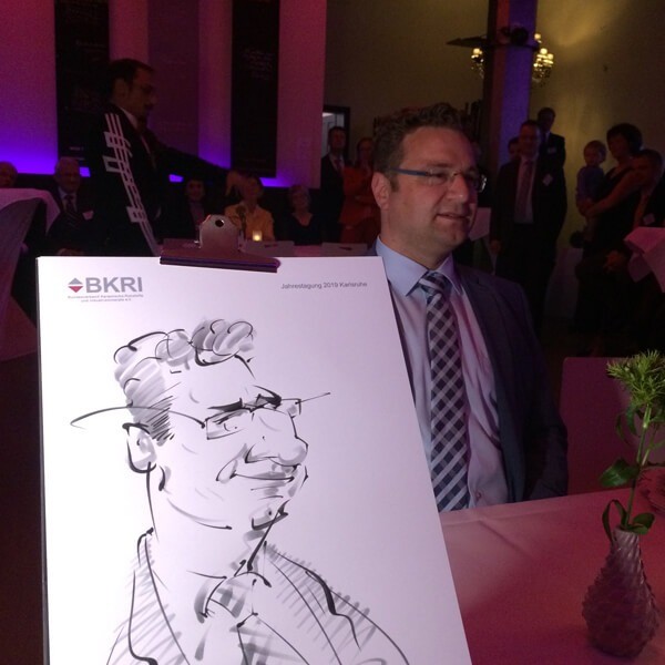 Karikaturist auf dem Firmen-Event.
