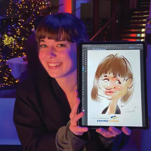iPad-Zeichner mit digitalen Karikaturen auf der Weihnachtsfeier.