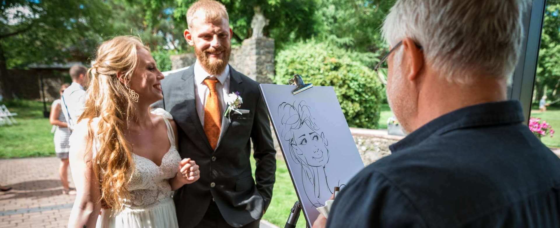 Karikaturen auf Hochzeiten: Zeichnen von Karikaturen während der Hochzeitsfeier.