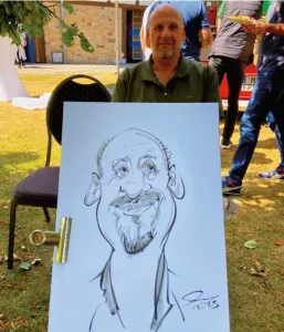 Karikaturist an dem Firmenjubilaeum.