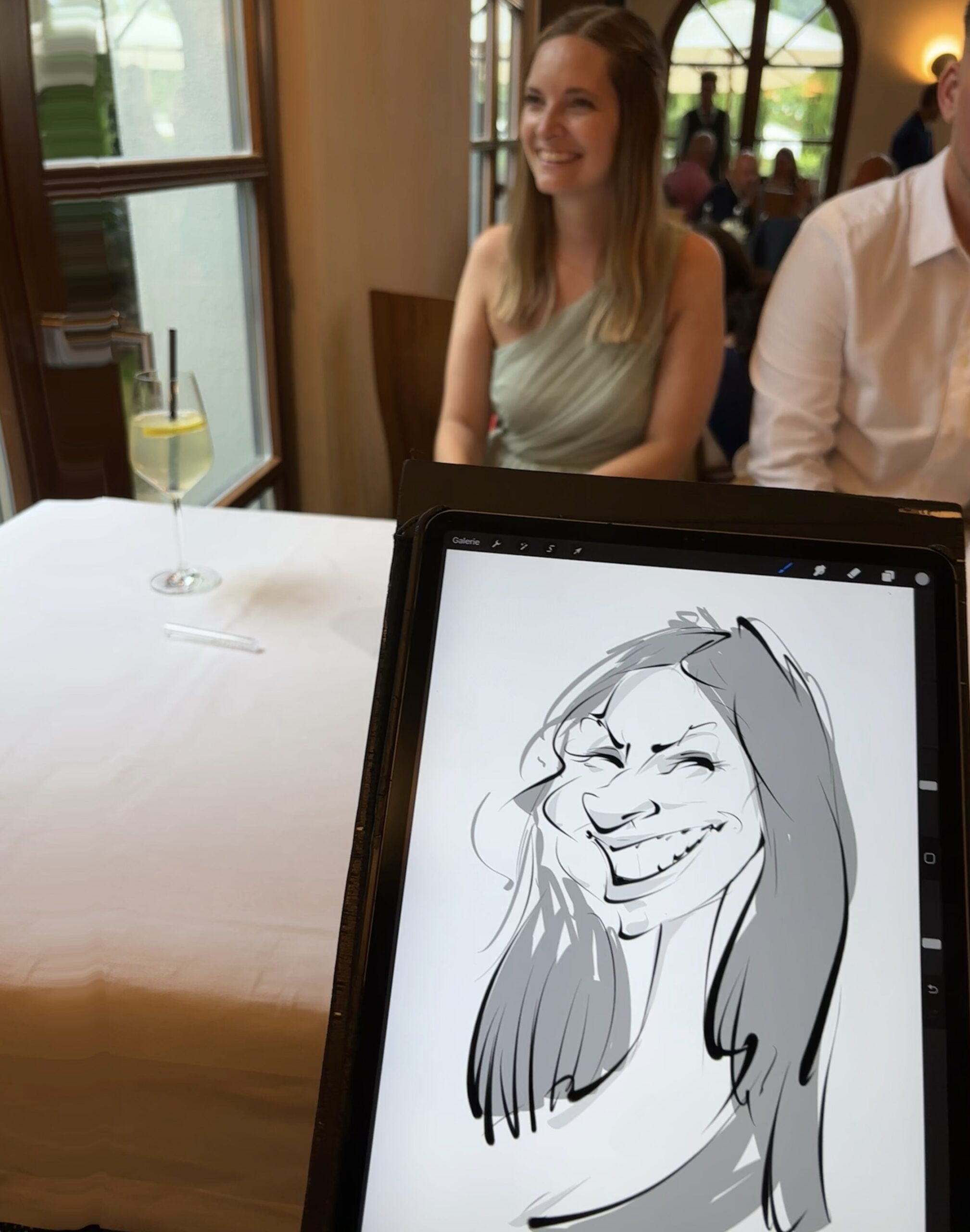iPad-Zeichner als digitaler Karikaturist in Berlin.