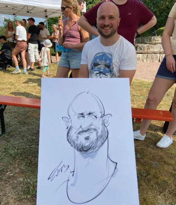 Karikaturist auf dem Sommerfest